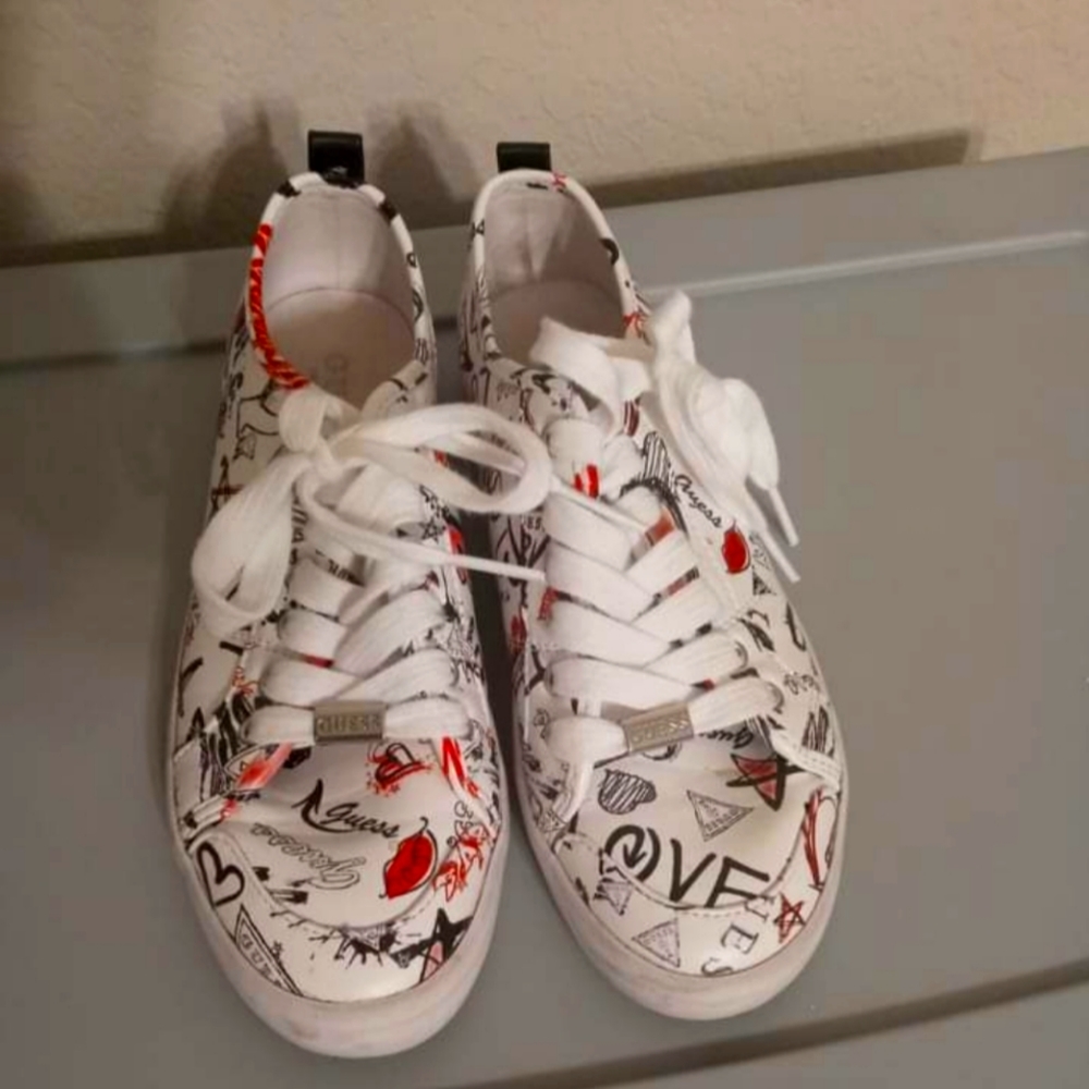 Tennis shoes